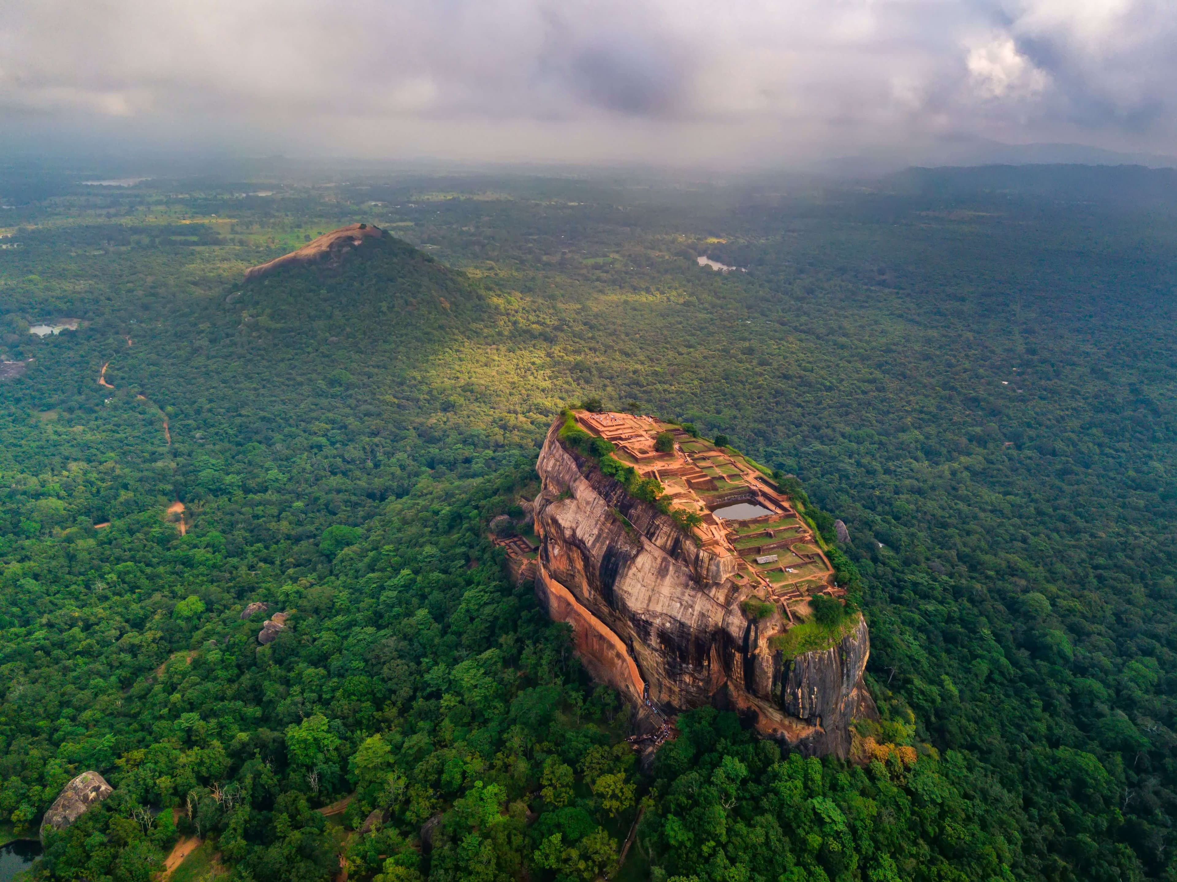 斯里兰卡锡吉里亚岩石的鸟瞰图。