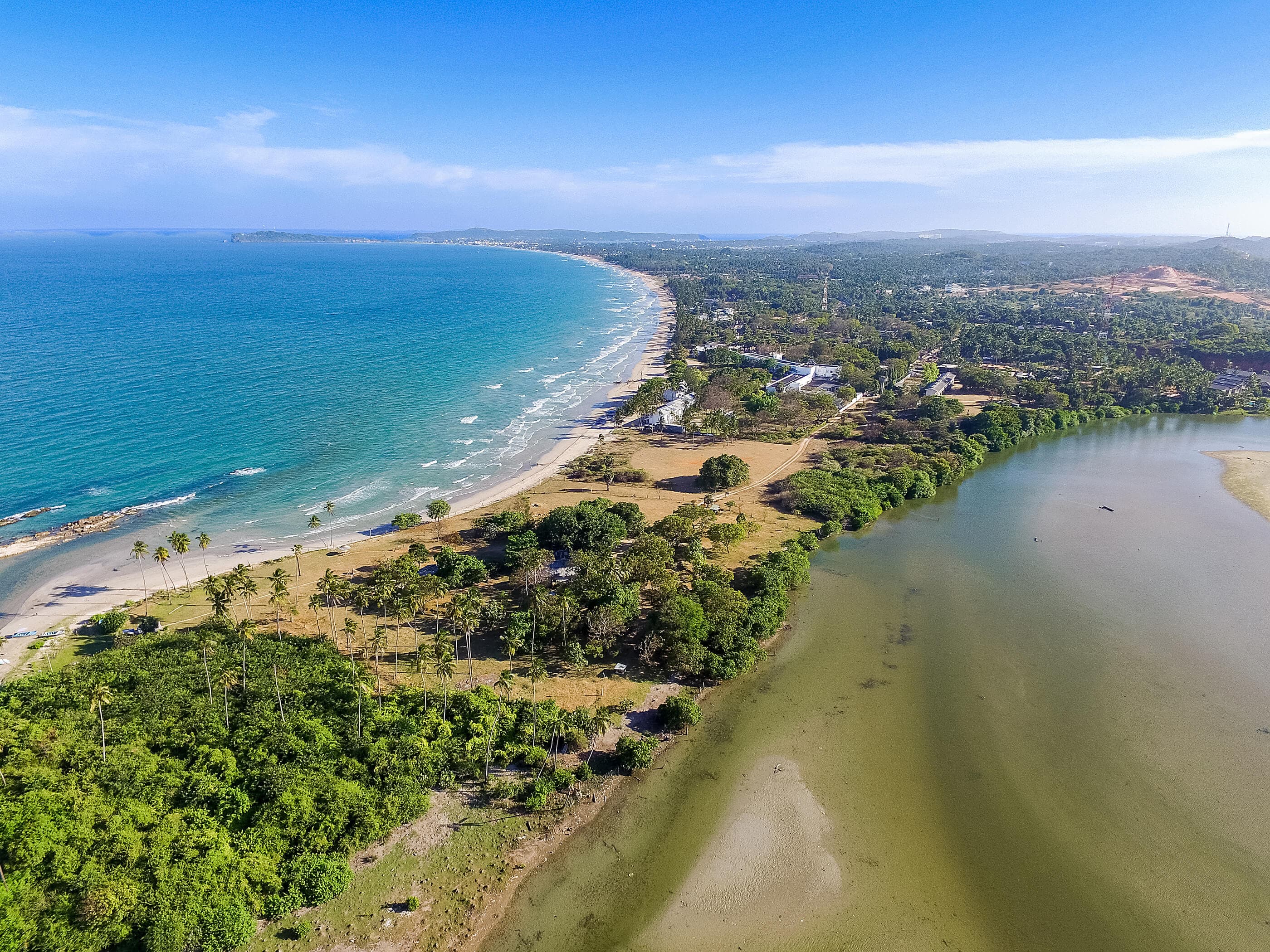 يتدفق النهر إلى خليج باك للمحيط الهندي بالقرب من شاطئ نيلافيلي في ترينكومالي ، سريلانكا.
