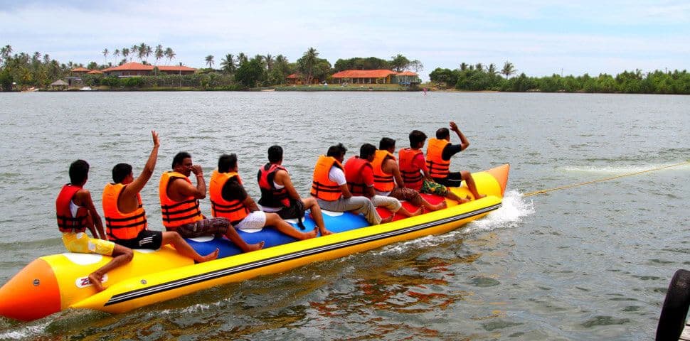 Eine Gruppenfahrt auf einem Bananenboot, um die wunderschöne Landschaft in Bentota zu beobachten