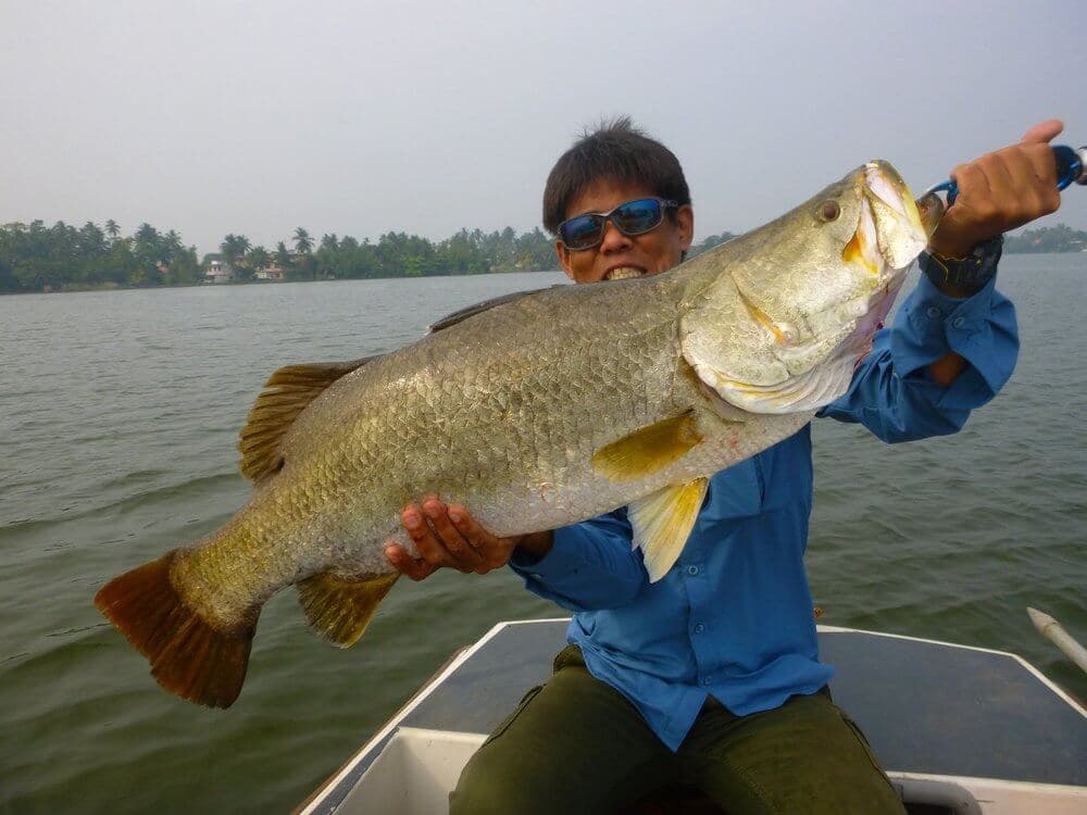 Ein Tourist findet einen großen Fisch und bringt ihn zum Boot