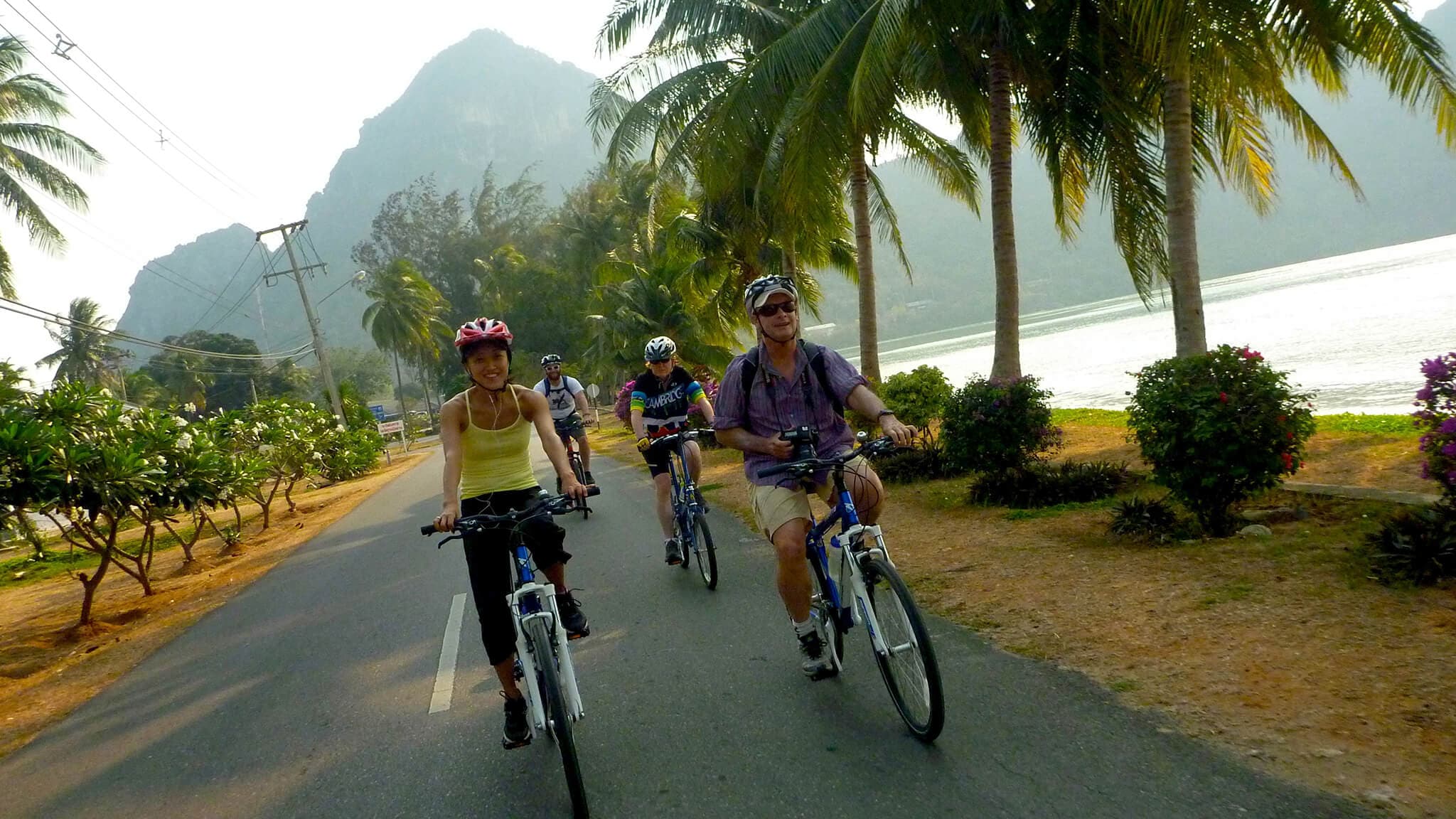 Glückliche Radfahrer, die eine Radtour von Bentota nach Galle in Sri Lanka einladen