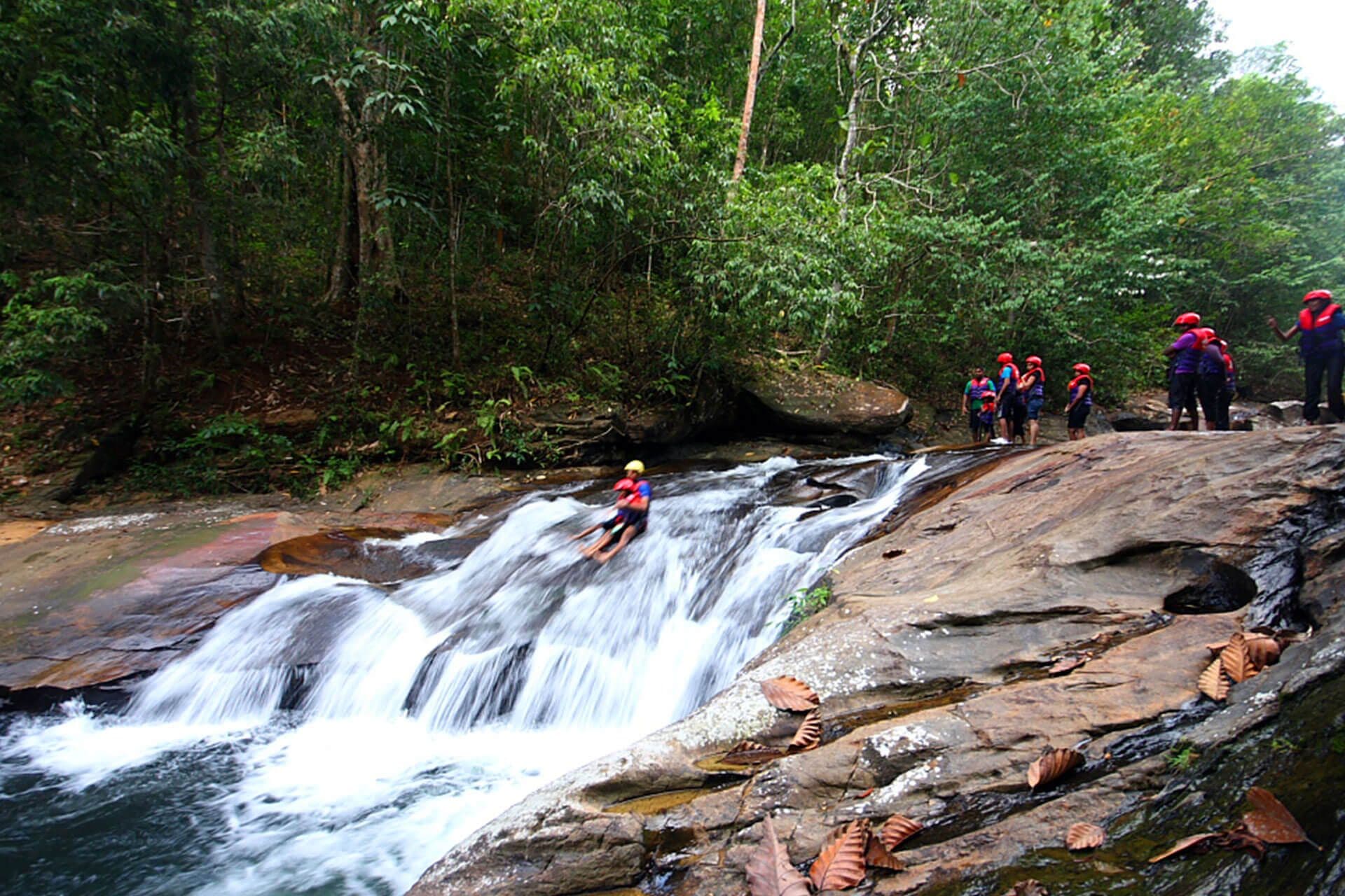 Вид на пруд с прыгающей водой с мини-водопада в Китулгале, Шри-Ланка.