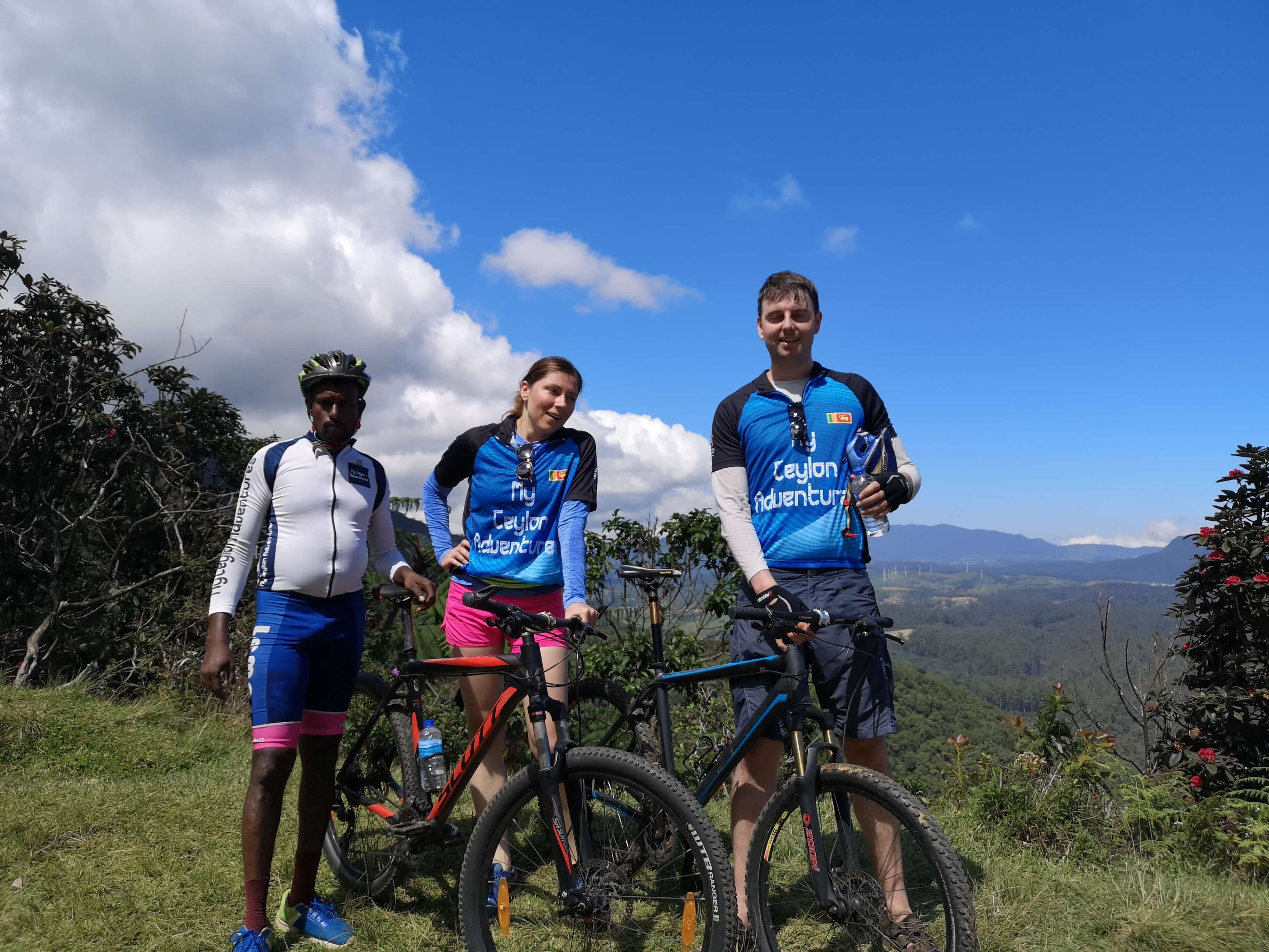 Ein Paar fotografiert mit seinem Führer während einer Radtour in Nuwara Eliya nach Ella Sri Lanka