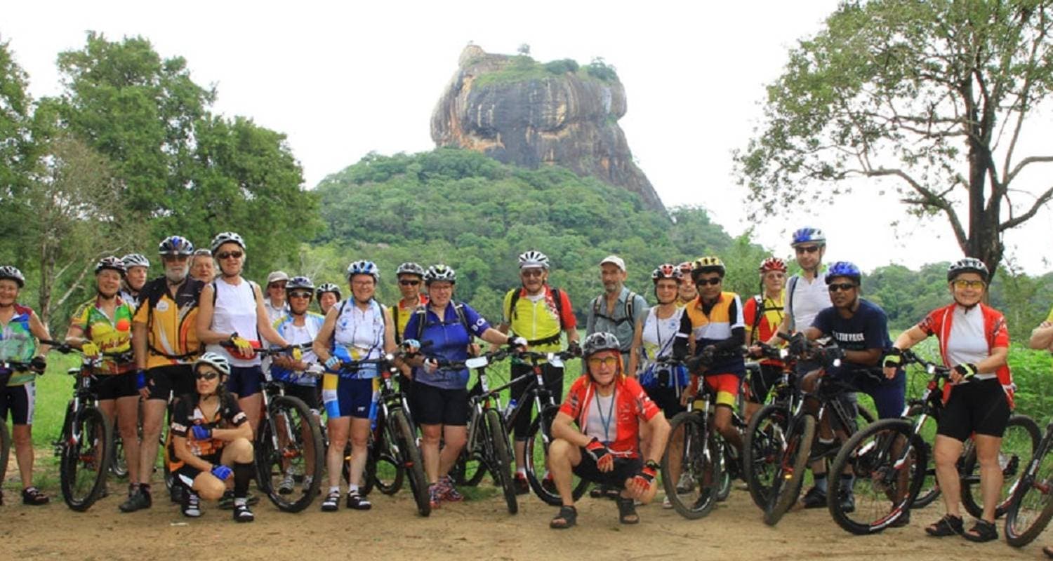 Группа велосипедистов наслаждается природой руин города Анурадхапура - Шри-Ланка