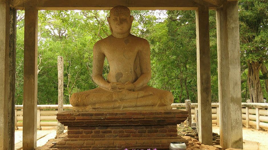 La famosa estatua de Buda Samadhi en la ciudad de ruinas de Anuradhapura en Sri Lanka