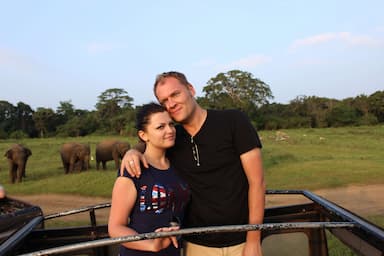 La pareja de turistas viendo elefantes en Safari en Sigiriya Sri Lanka