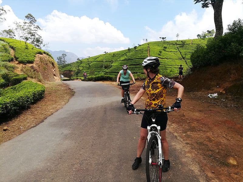 Los turistas en bicicleta en la hermosa zona de Ella Sri Lanka