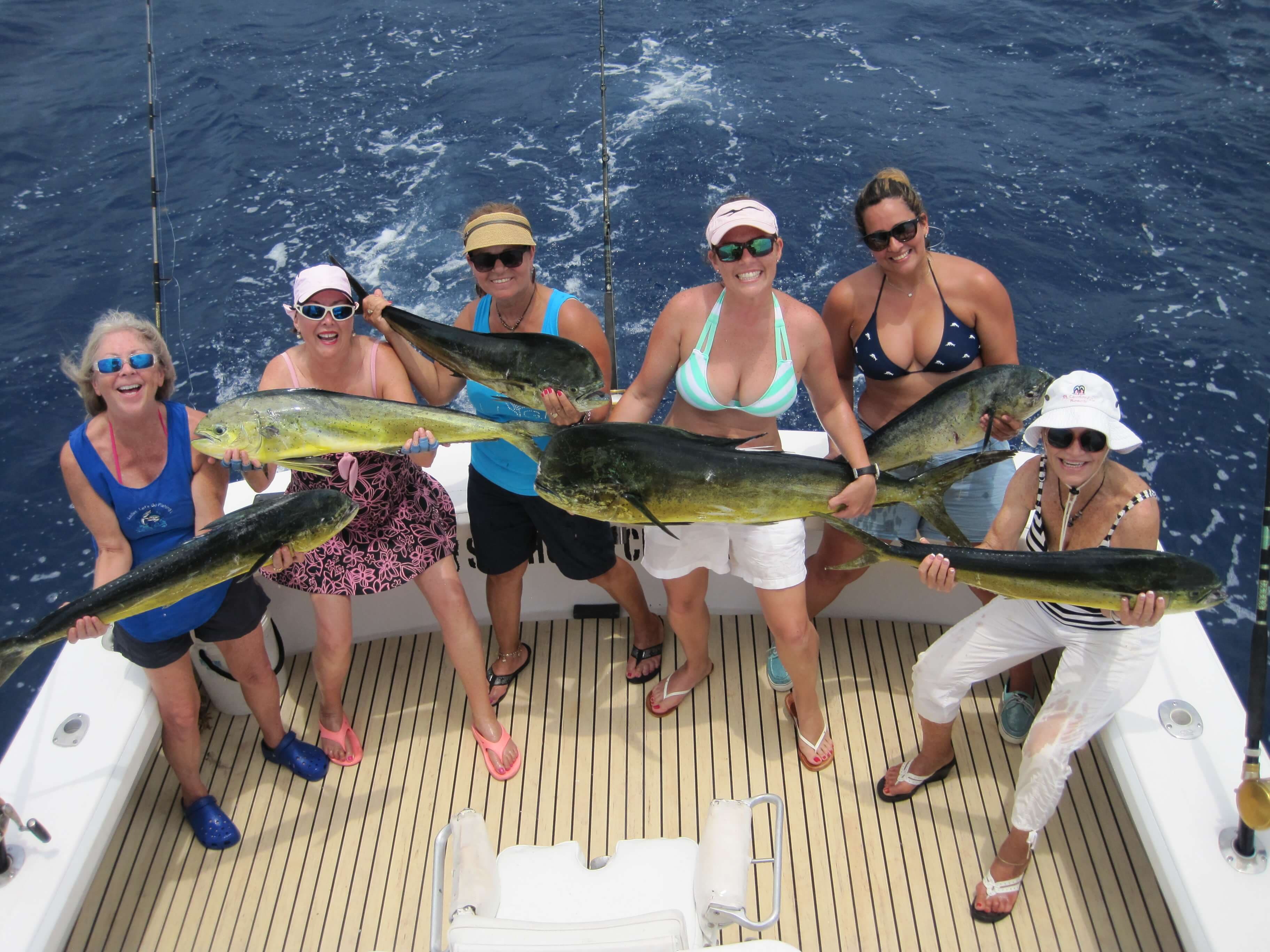 مجموعة من السائحين السعداء بأسماكهم قاموا بجولة صيد في كالبيتيا سريلانكا