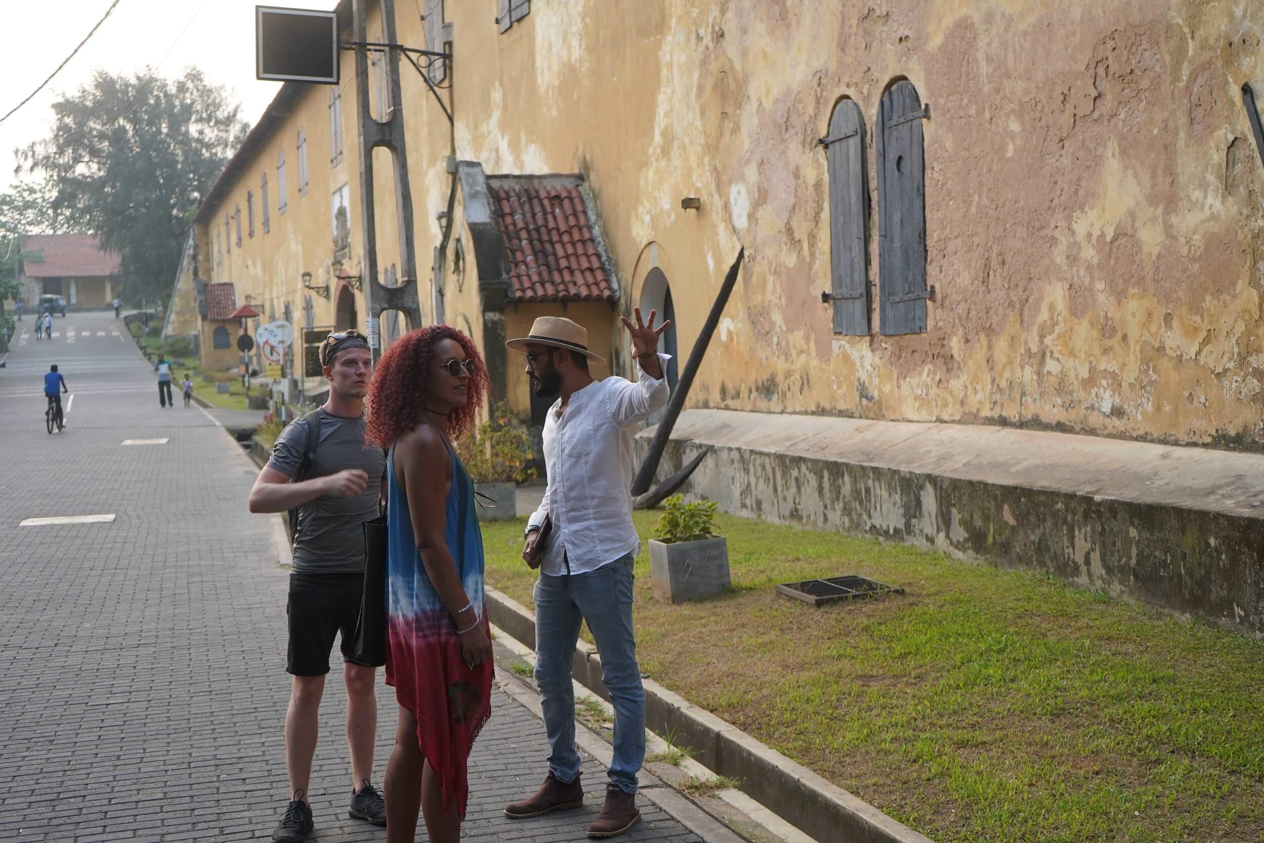 Turistas que miran los aspectos más destacados monumentales en Galle Fort en Sri Lanka
