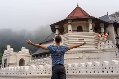 Una foto de un turista toma una foto frente al Templo de la reliquia del diente en Kandy Sri Lanka