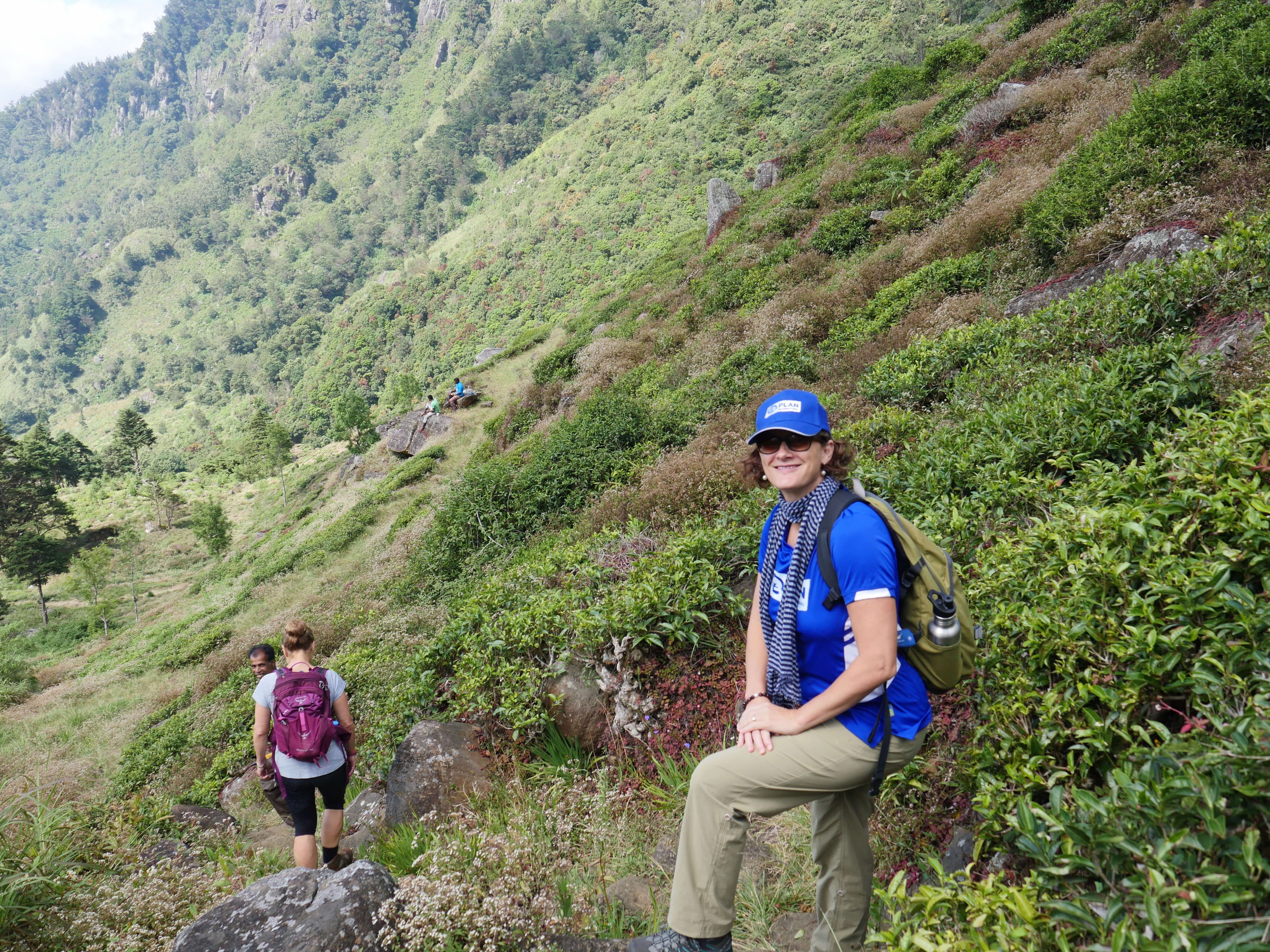 Die Touristen, die in Kandy Hanthana-Berg Sri Lanka wandern