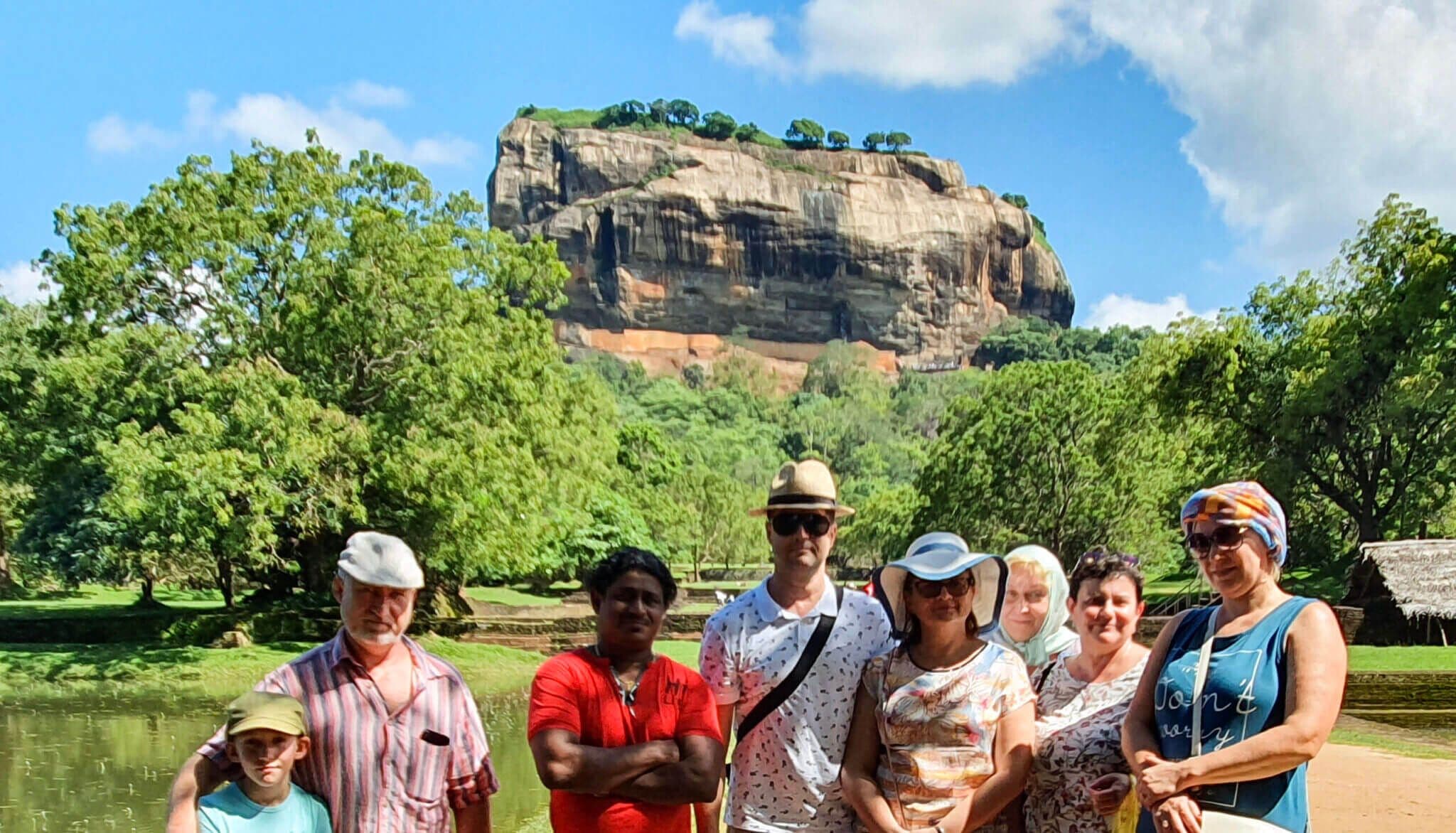 السائحون يزورون صخرة أسد سيجيريا في سريلانكا