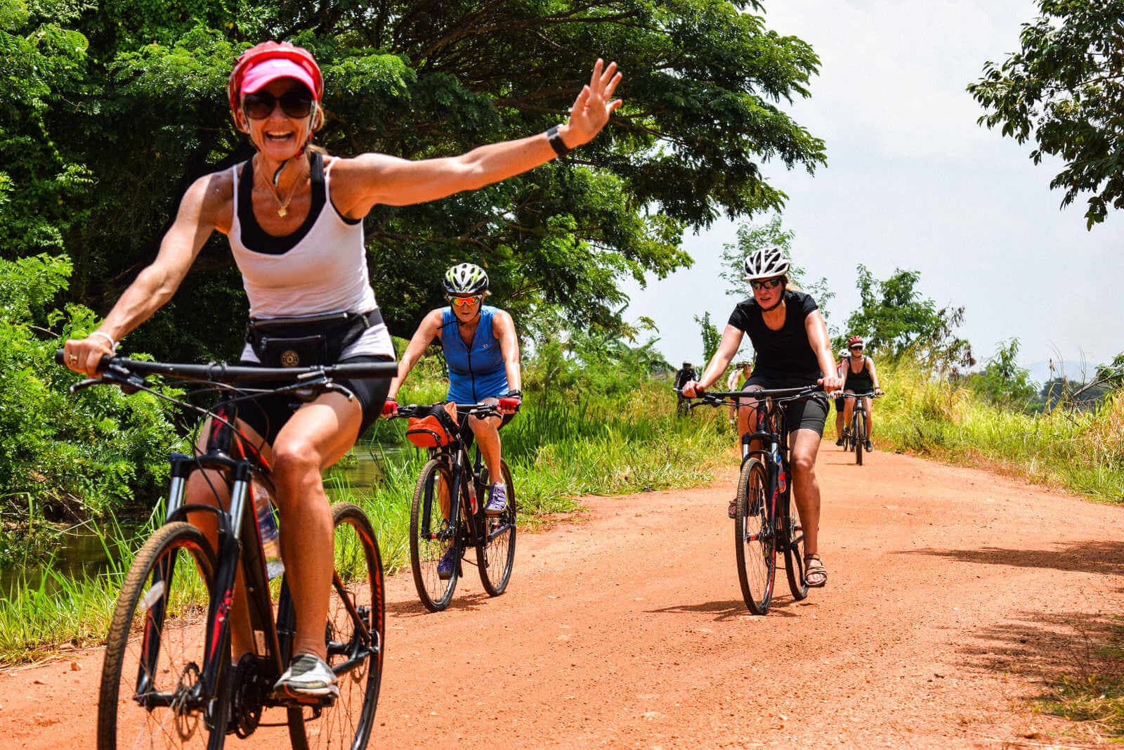 在锡吉里亚骑自行车到斯里兰卡阿努拉德普勒骑自行车的游客很开心
