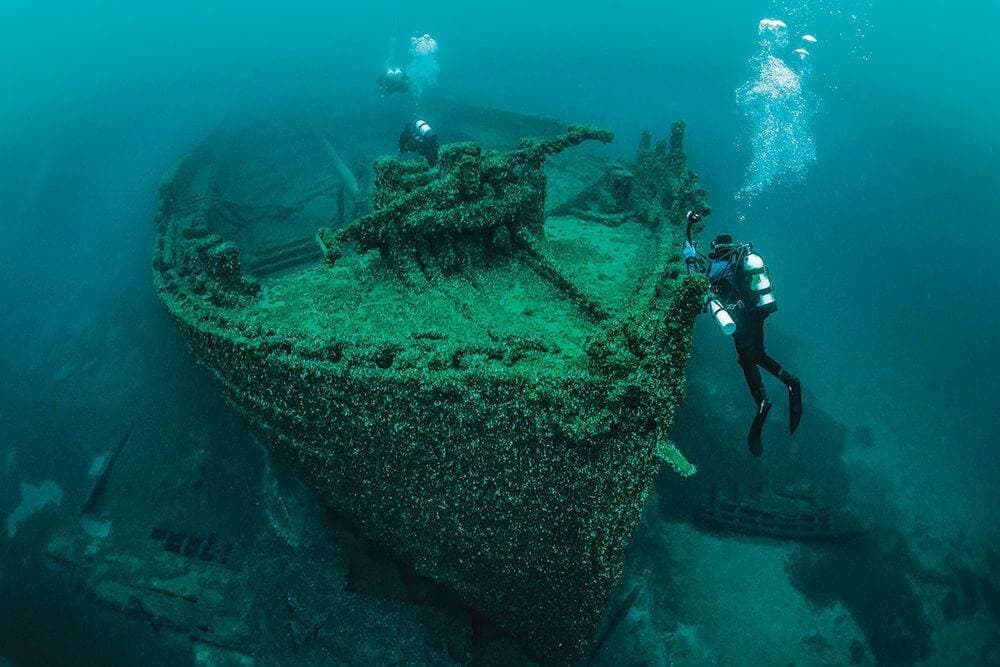 A diver explore large iron cannons between Gibbet and Closenburg Islands