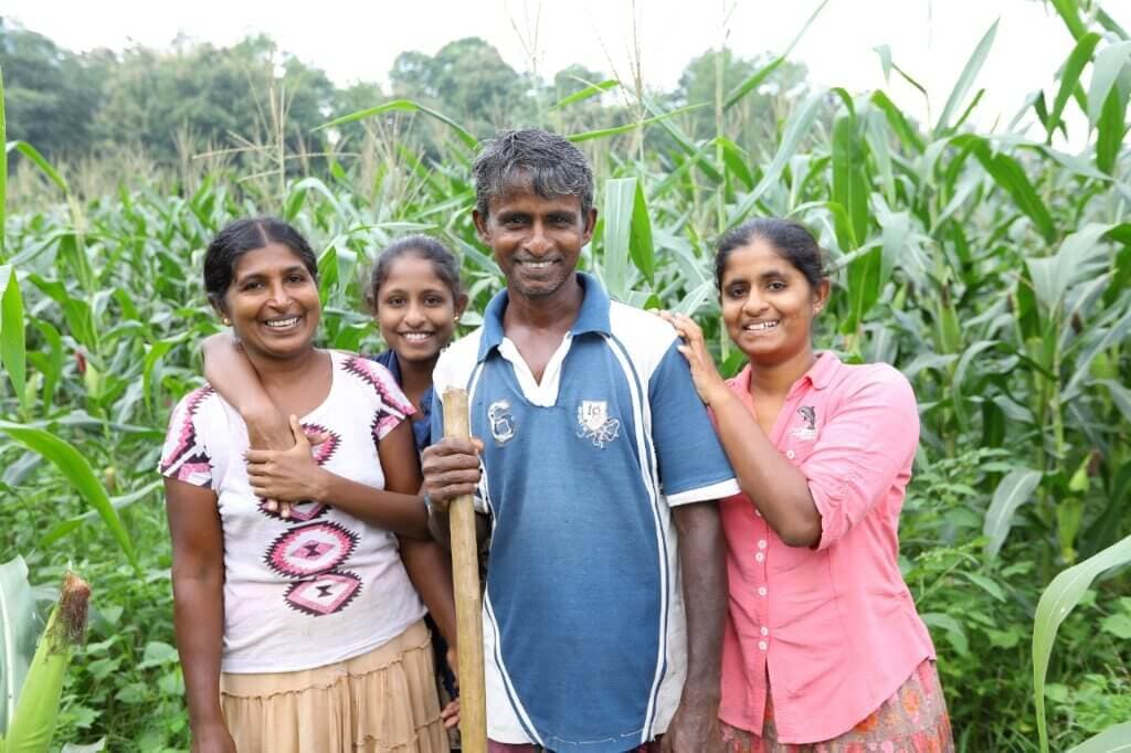 Сельская семья в районе пешеходной экскурсии Яла в Шри-Ланке