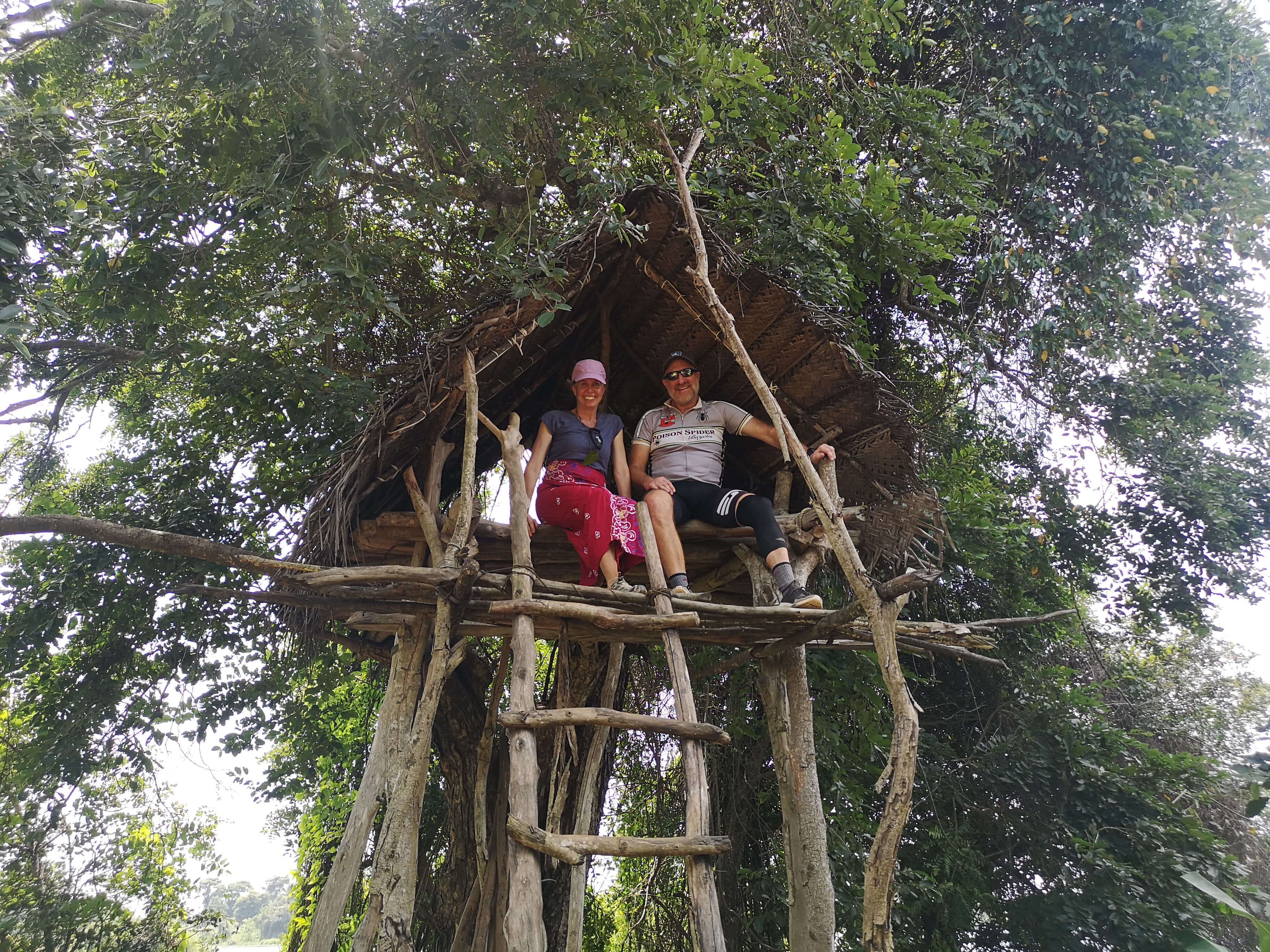 يحصل الزوجان السائحان على تجربة مع Tree House في منطقة قرية Yala في سريلانكا
