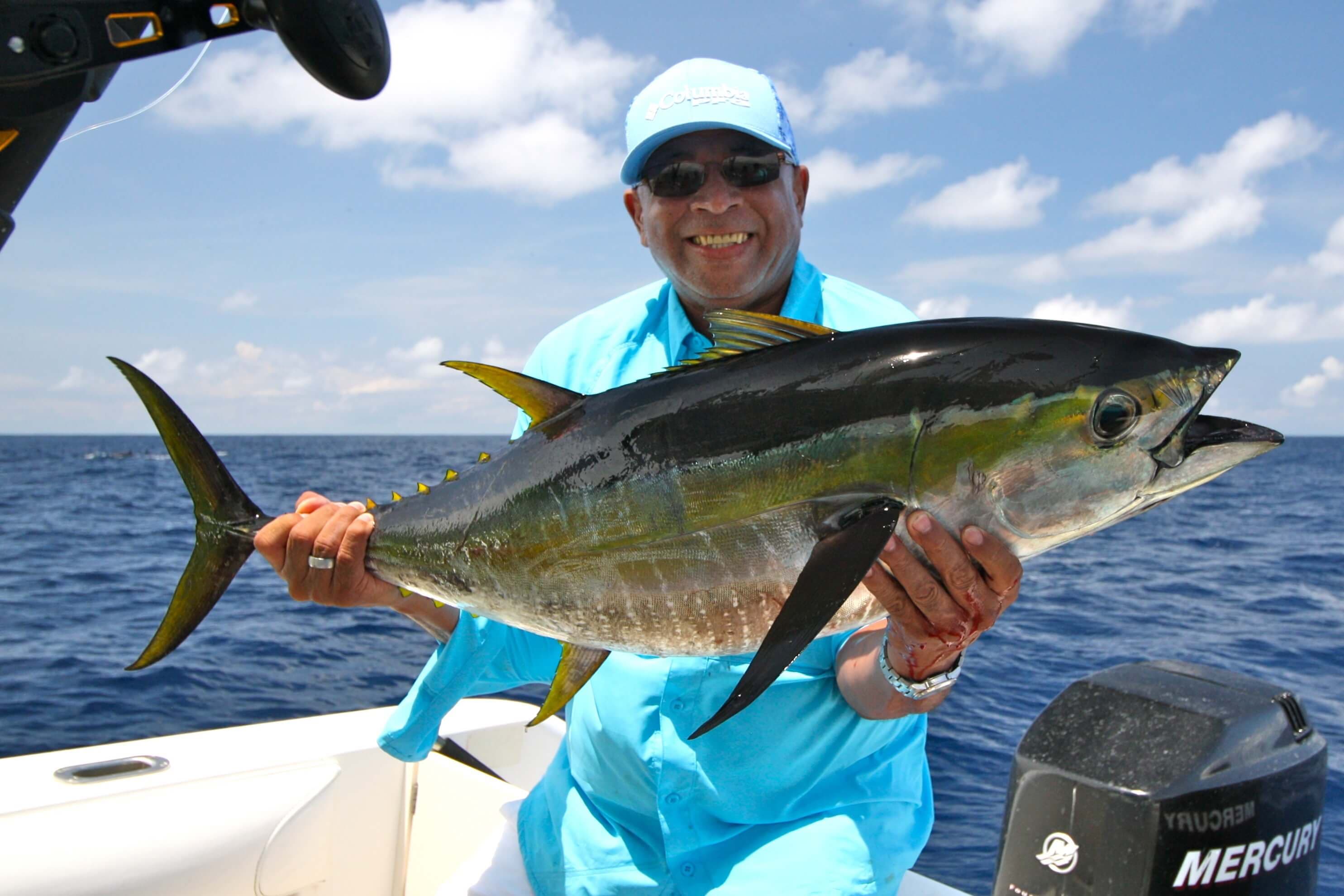 斯里兰卡亚拉钓鱼之旅中，一名男子手持黄鳍金枪鱼