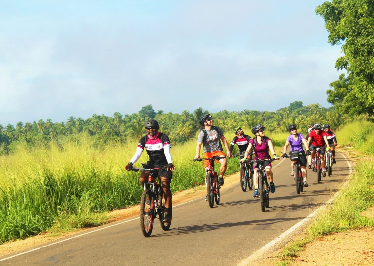 骑自行车的人观看自然美景雅拉到美蕊沙游览斯里兰卡