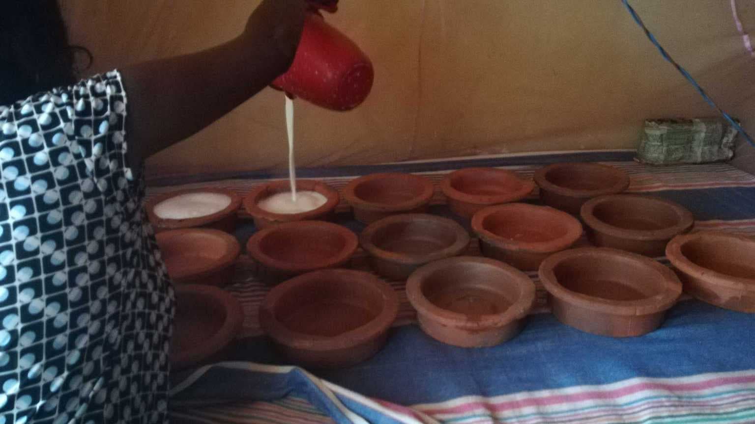 斯里兰卡亚拉地区一名妇女制作豆腐