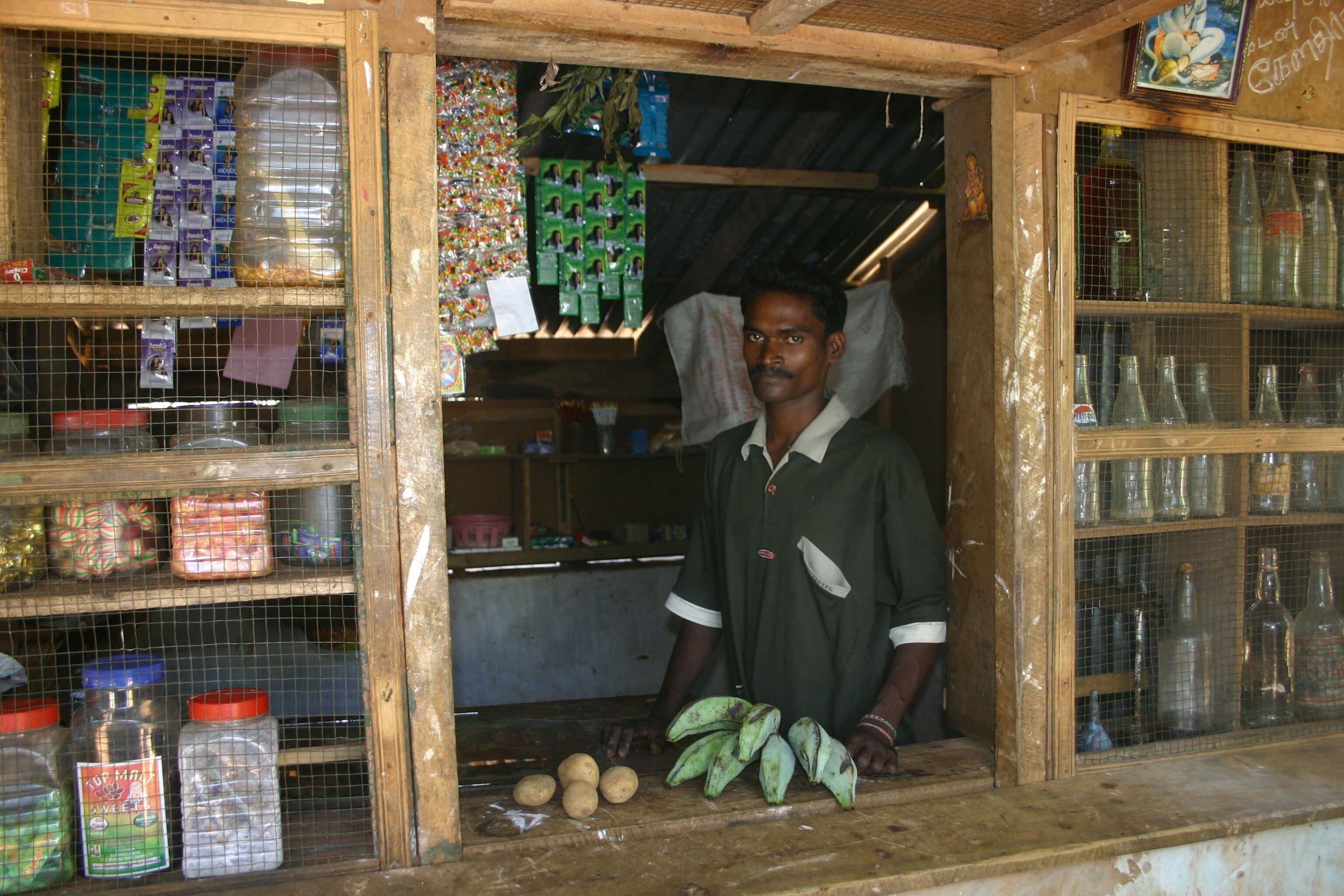 Una vista de un hombre en una boutique rural se encuentra mientras va en bicicleta de Yala a Mirissa en Sri Lanka