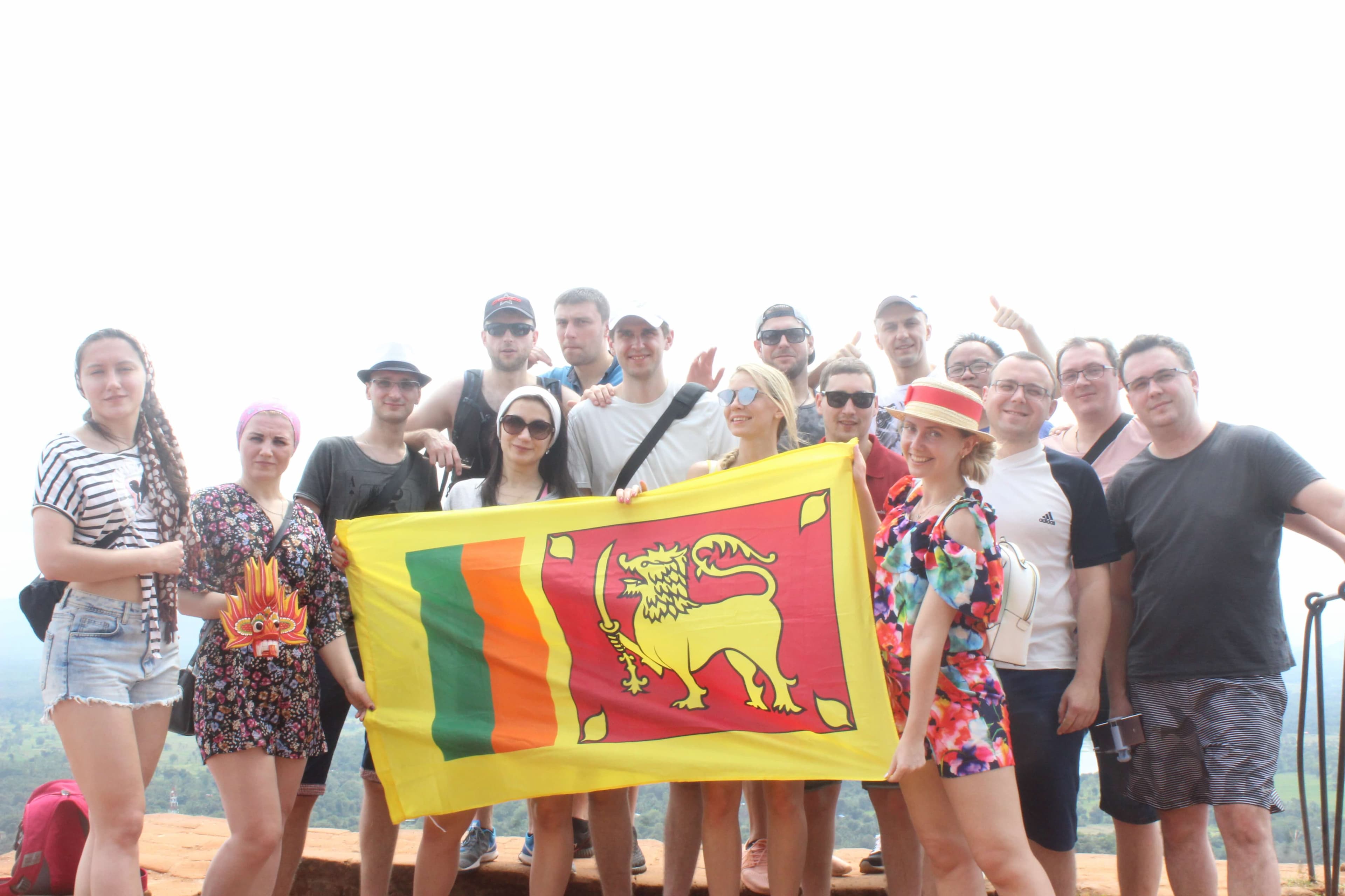Turistas con la bandera de Sri Lanka.