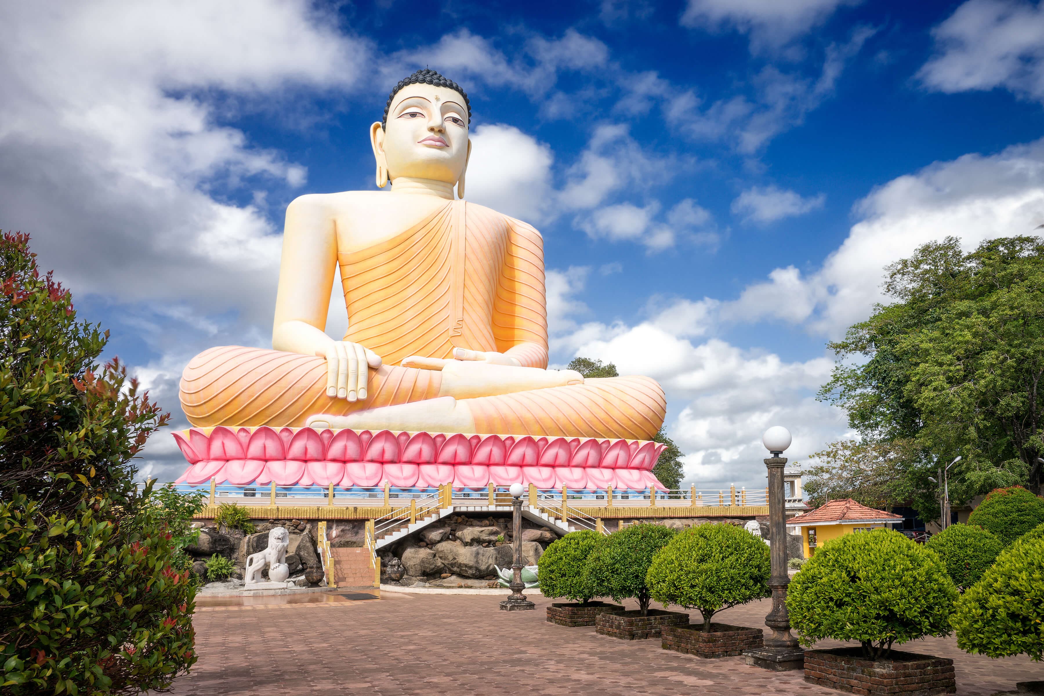 Статуя Большого Будды в буддийском храме Канде Вихара недалеко от пляжа Бентота в Шри-Ланке.