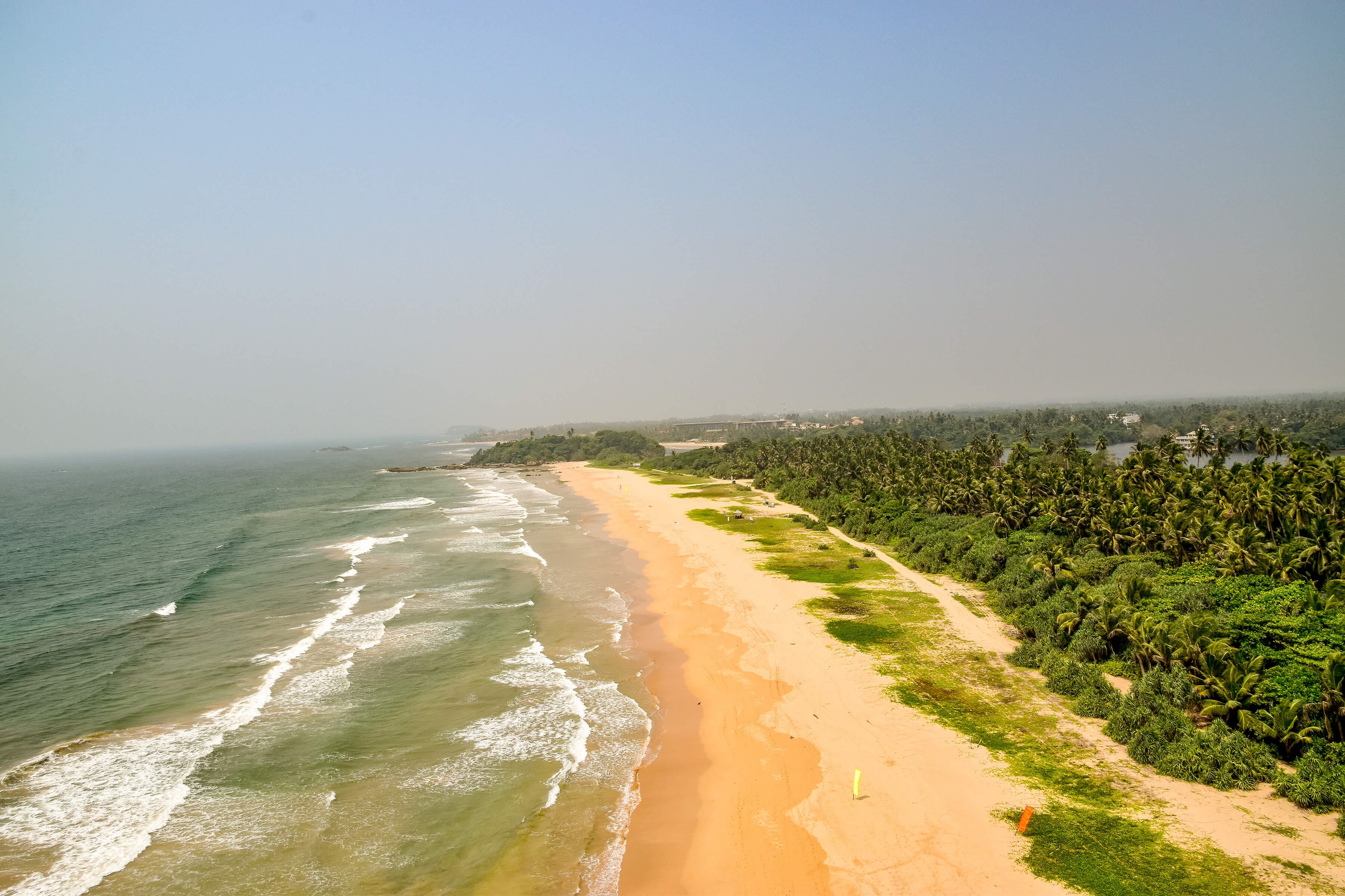 Luftaufnahme des Korallenriffs am Strand von Bentota, Sri Lanka.