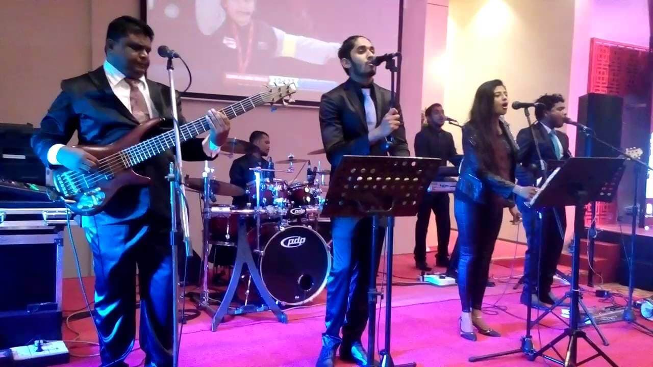Un espectáculo musical en vivo en un evento de fiesta, Sri Lanka.