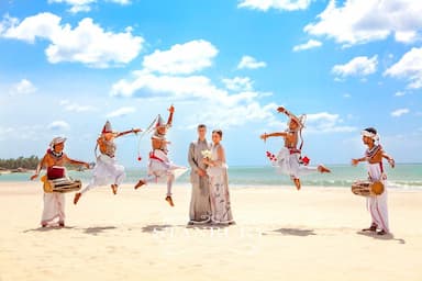 Un evento de boda local realizado en la playa para una pareja extranjera.