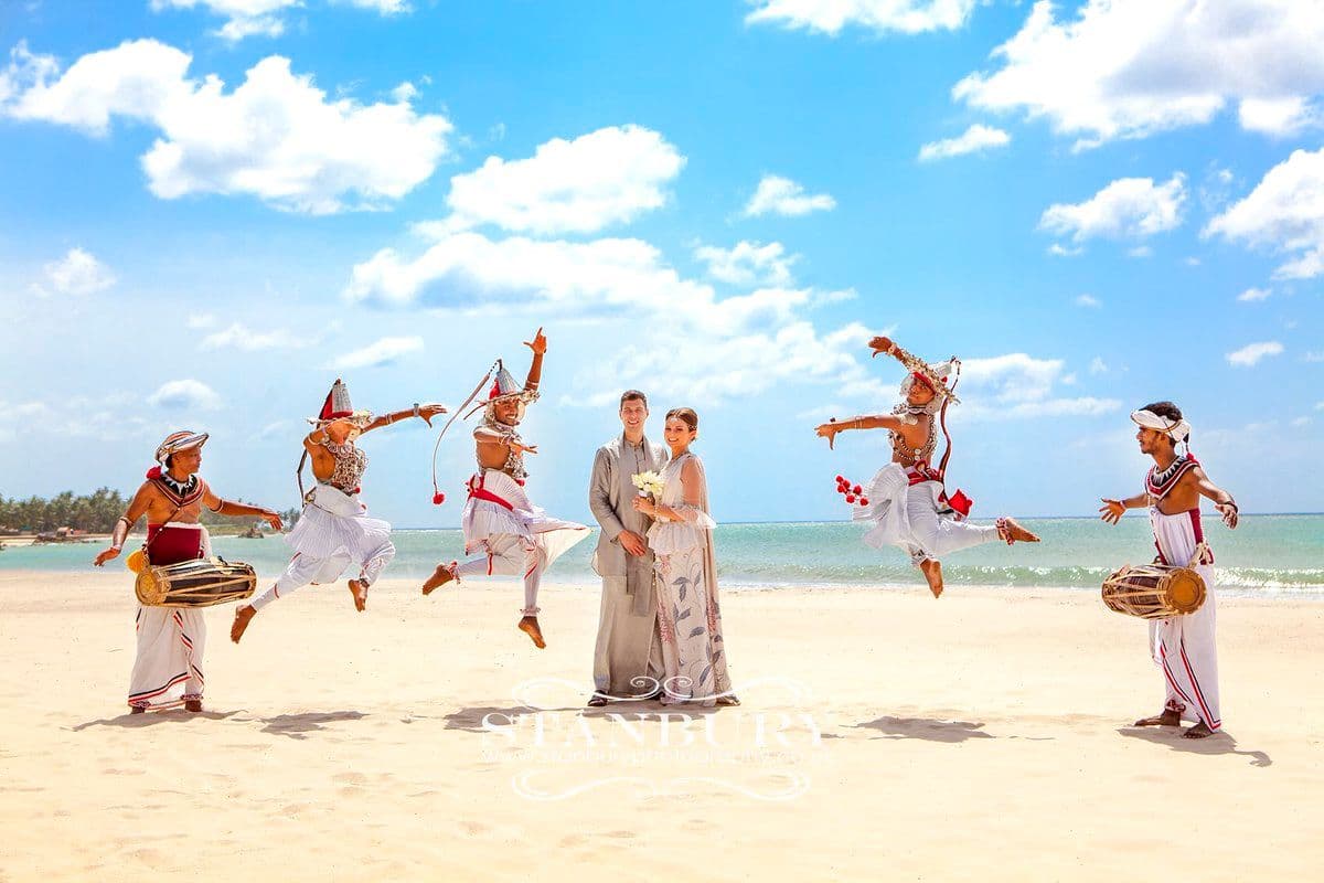 在海滩为一对外国夫妇举行的当地婚礼活动。