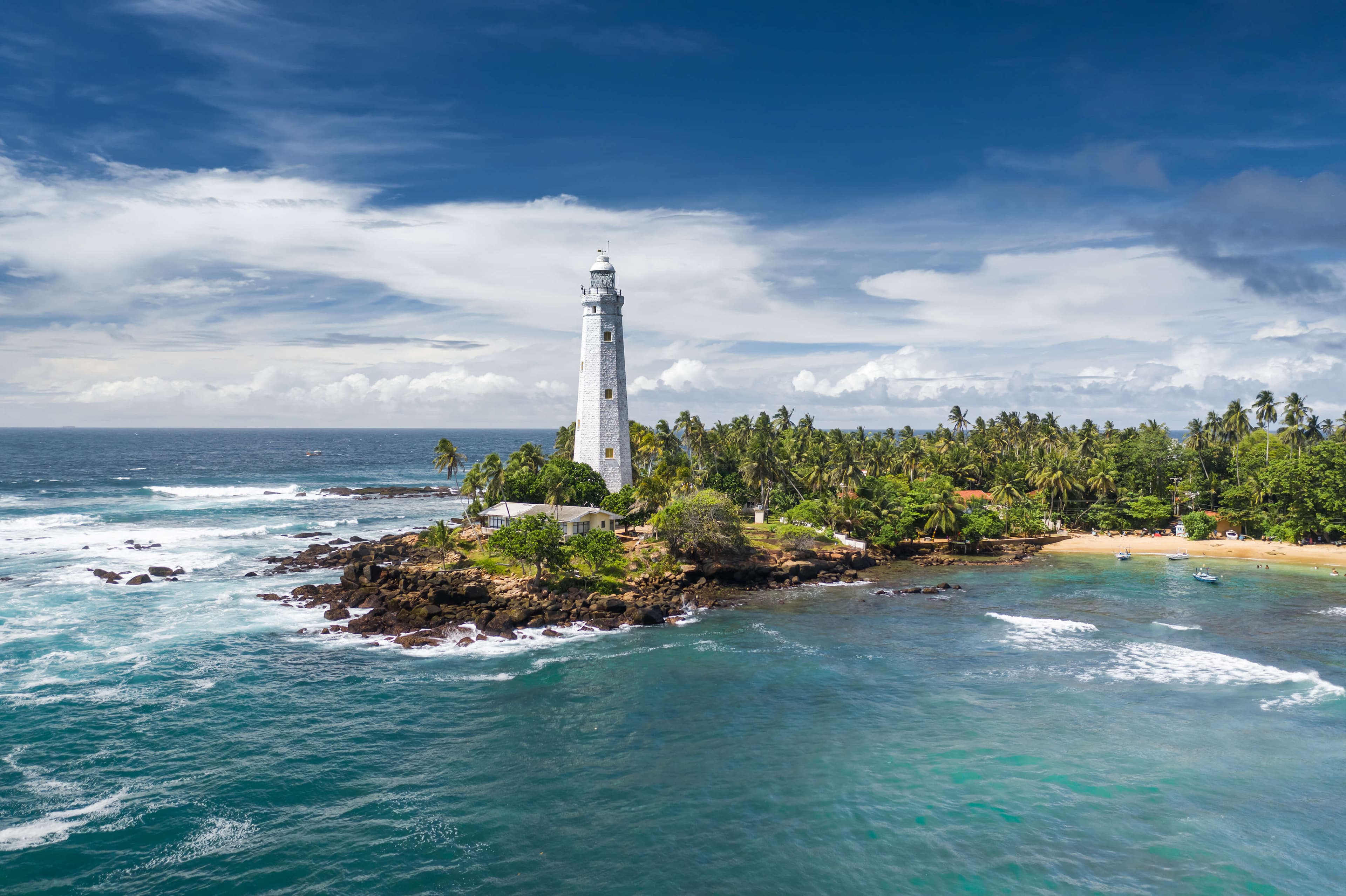 Leuchtturm und schöne Strandlandschaft in Galle, Sri Lanka.