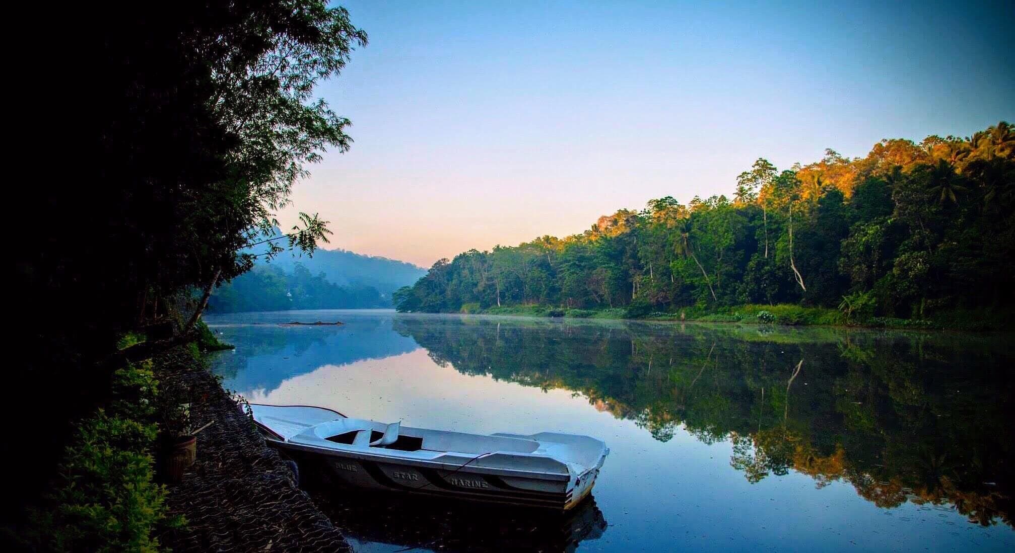 Нетронутый вид озера Канди Канди, Шри-Ланка.