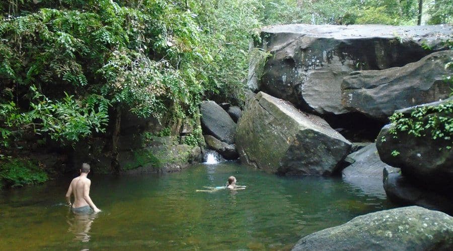 Turistas bañándose en una cascada Kandy, Sri Lanka.