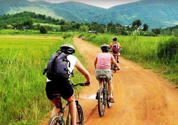 从斯里兰卡的锡吉里耶穿过自行车道前往康提。