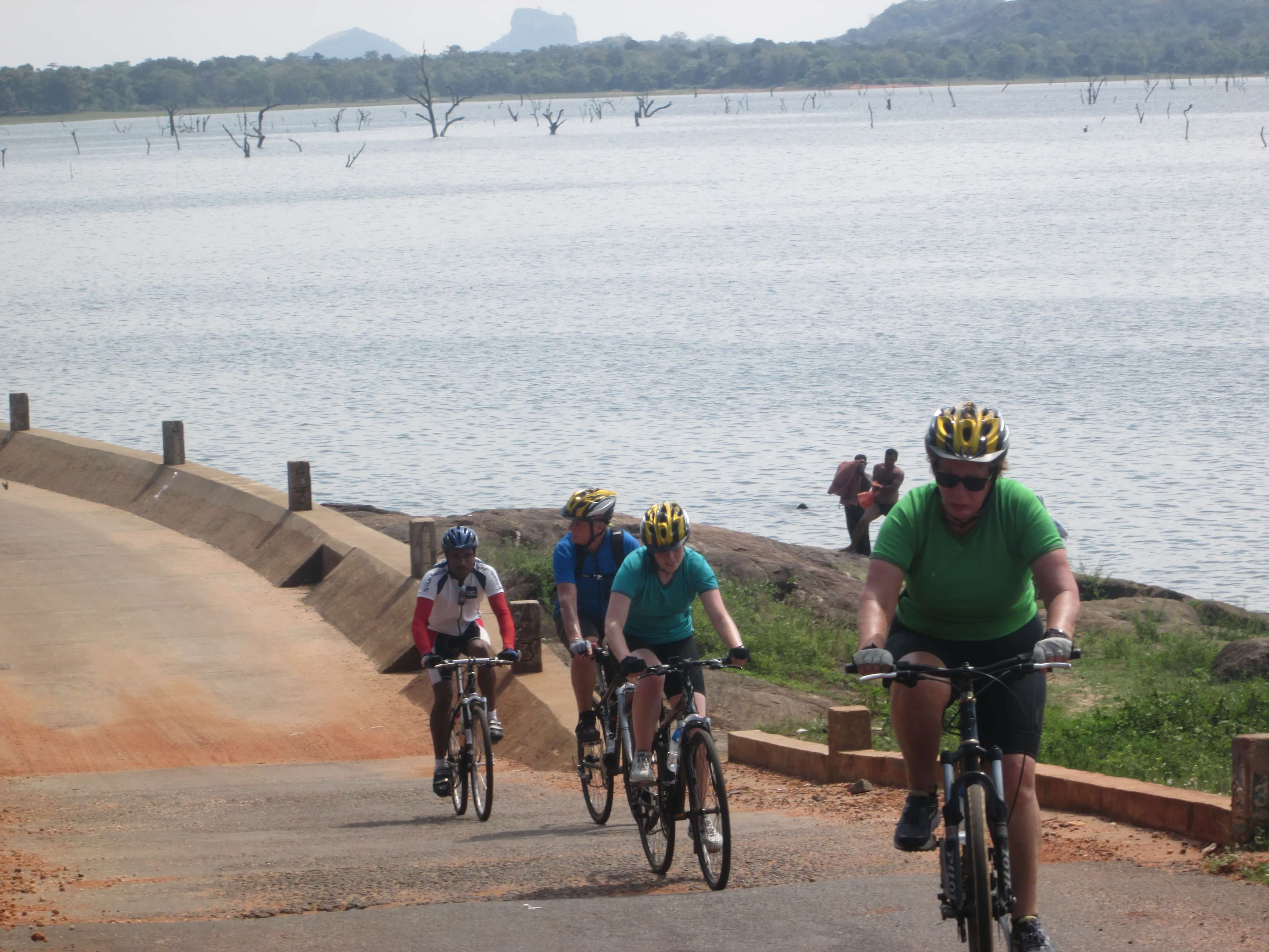 Un grupo de ciclistas siguiendo el sendero con el guía durante el recorrido Kandy, Sri Lanka.