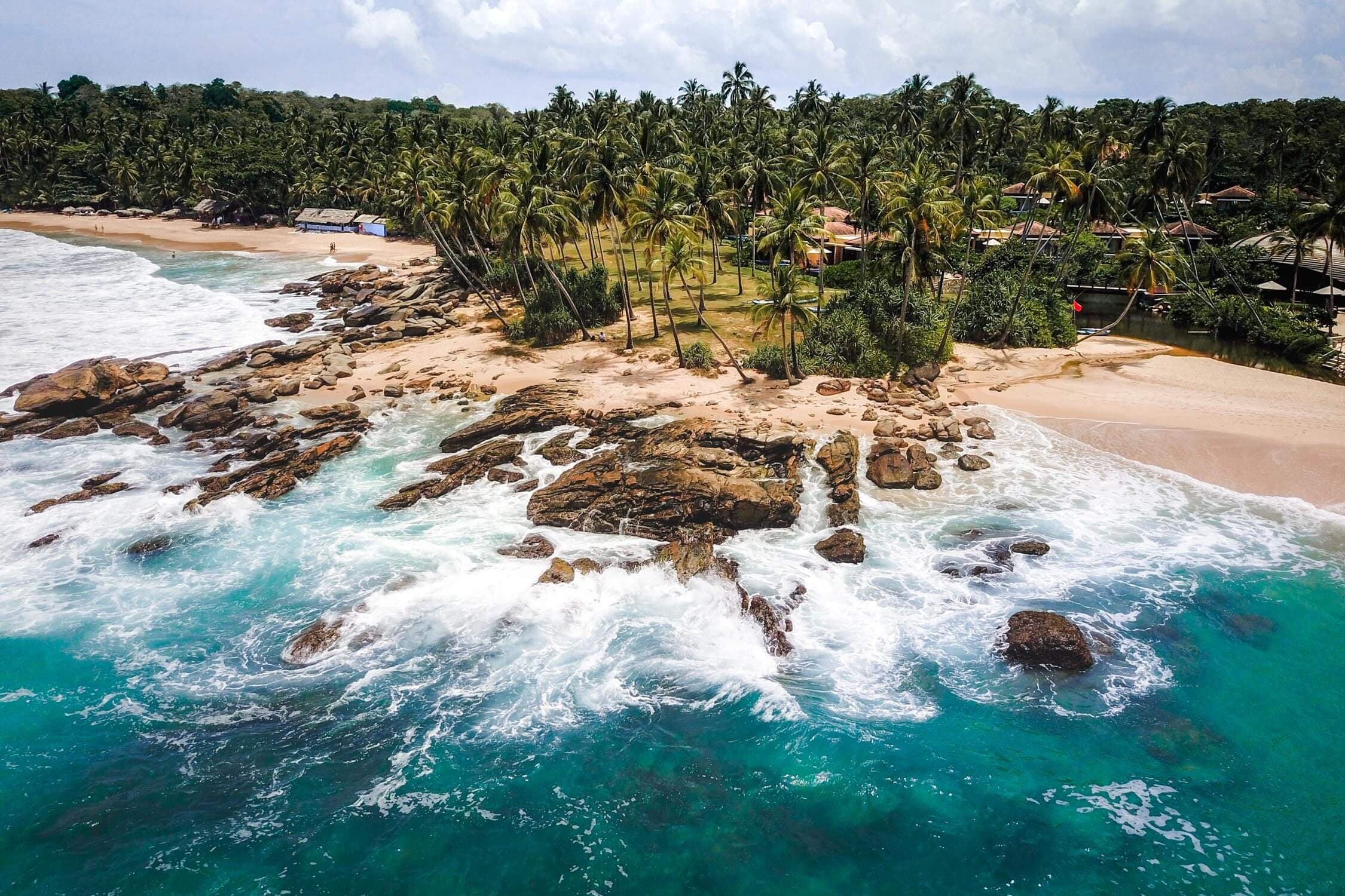 Luftaufnahme des Strandes Goyambokka, Tangalle, Sri Lanka.