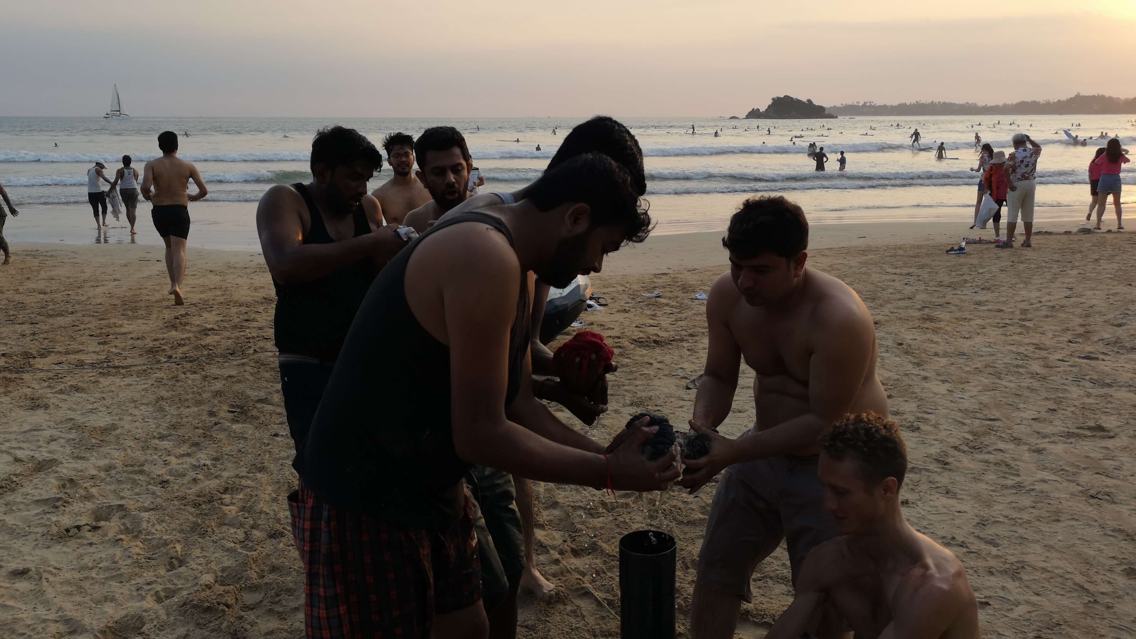 Participando en actividades de formación de equipos en la playa, Sri Lanka.